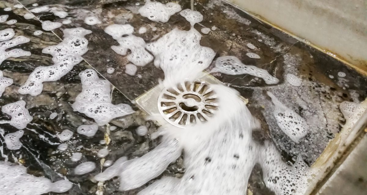 Comment déboucher une douche italienne : méthodes efficaces et conseils pratiques