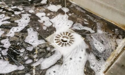 Comment déboucher une douche italienne : méthodes efficaces et conseils pratiques