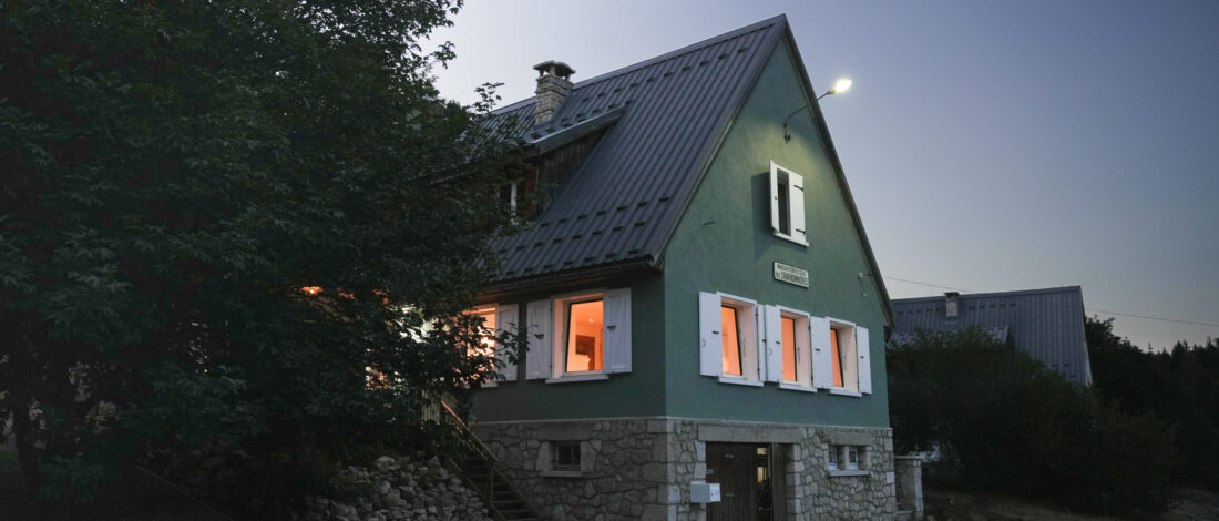 La Charbonnière du Vercors : une maison forestière rénovée pour un séjour au calme en pleine nature